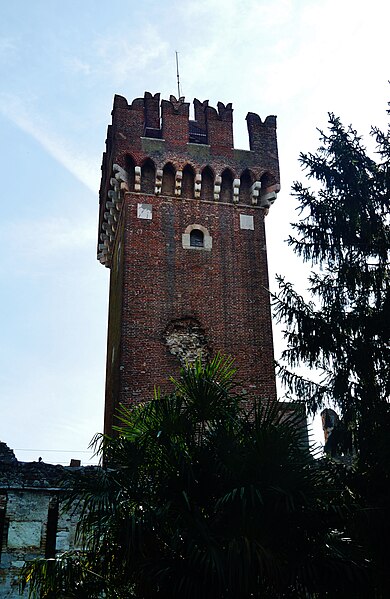 File:Lazise Castello Scaligero Torre 3.jpg