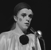 Sayer performing on Dutch television in 1974 Leo Sayer - TopPop 1974 06.png