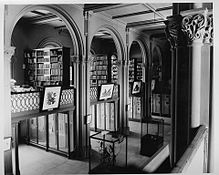 Pilas de bibliotecas en el salón principal del edificio de la Institución Smithsonian, antes de 1914