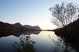 Reflets dans un lac aux Lofoten (Norvège). (définition réelle 2 160 × 1 440)