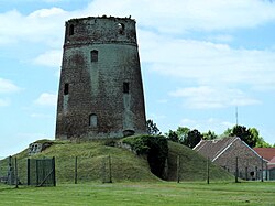 Looberghe, France, vestige du moulin.