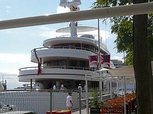 Luxusní jachta v přístavu Barcelona (2927253473) .jpg