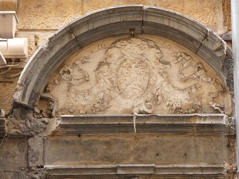 File:Lyon 2e - Rue du Palais Grillet - Porte aux numéros 18 et 20 - Relief.jpeg