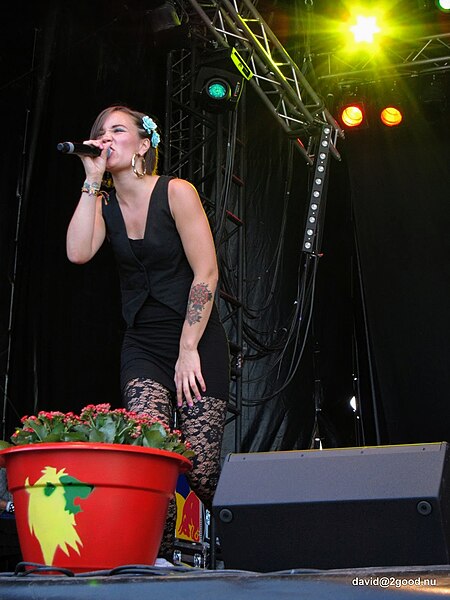 File:Mästerkatten (Stina Velocette) på Uppsala Reggaefestival 2011 - bild 2.jpg