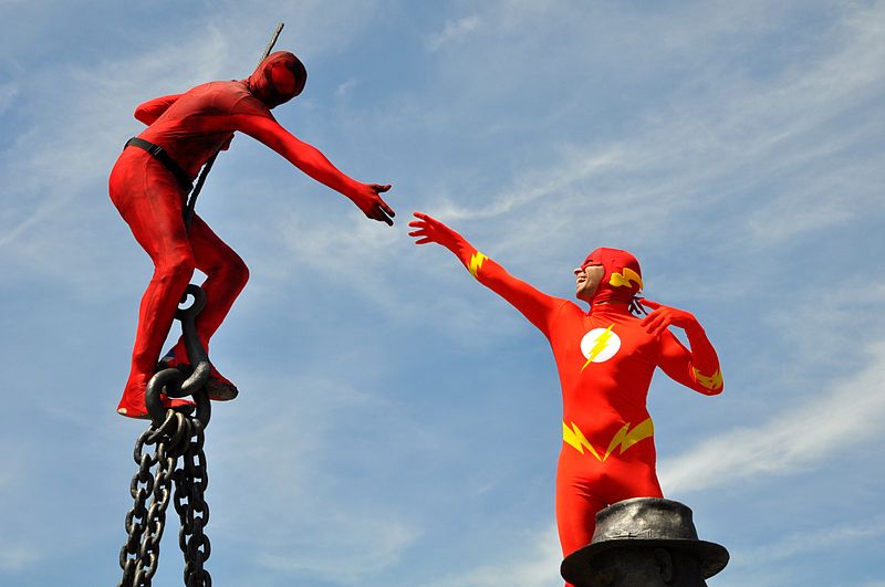 File:MCM 2013 - Flash & Scarlet Spider (8978355215).jpg