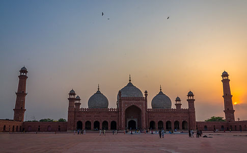 "Main_Parying_Area_of_Badshahi_Mosque_(King’s_Mosque).jpg" by User:Muh.Ashar