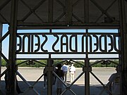 Надпись на главных воротах «Каждому своё»