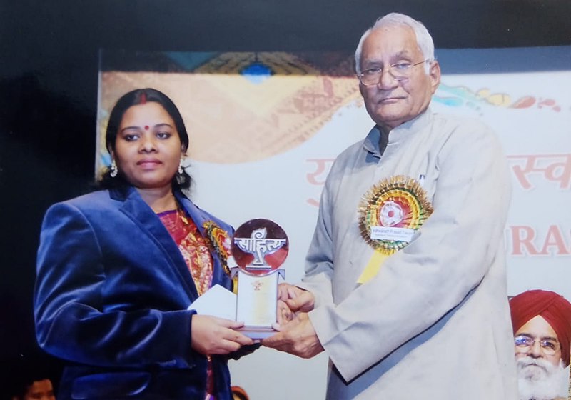 File:Maina Tudu Receiving YUVA PURASKAR 2017.jpg