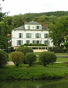 Le château de l'Ermitage vu depuis le parc.