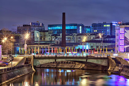 Ponte Maly Krasnokholmsky, sobre o canal Vodootvodny, à noite, em Moscou, Rússia. (definição 3 000 × 2 000)