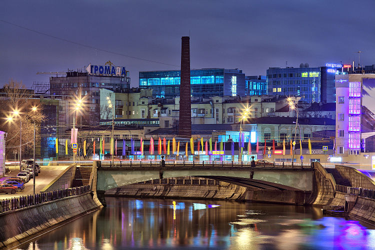 Вид со Зверева моста на Малый Краснохолмский мост в Москве