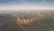 Uitsig op die vliegtuig van Dent d'Arclusaz en die Bauges-massief in die agtergrond.