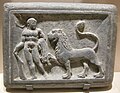 Représentation d'Héraclès et du lion de Némée dans le contexte gréco-bouddhique du Gandhara. Ier siècle, schiste, 26 × 35 cm. MET [28]