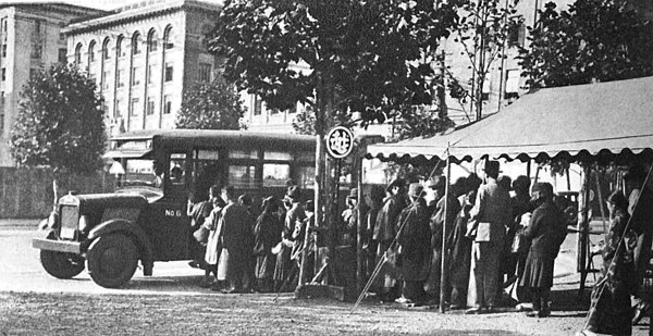 Courtesy bus for customers of Mitsukoshi's main store going to Tokyo station in 1932. Mitsukoshi was the first company to offer such a service in Japa