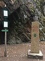 Granitstele von 1994 zum Geografischen Mittelpunkt Sachsens im Tharandter Wald vor dem Diebeskammerfelsen mit Erläuterungstafeln