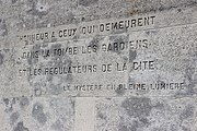 Inscription gravée sur la face sud : Honneur à ceux qui demeurent dans la tombe les gardiens et les régulateurs de la cité (Le mystère en pleine Lumière)