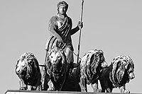 Quadriga auf dem Siegestor: die Bavaria lenkt ein Gespann mit vier Löwen