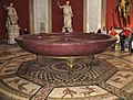 L'énorme vasque monolithique en porphyre de la salle de la Rotonde au musée du Vatican à Rome.