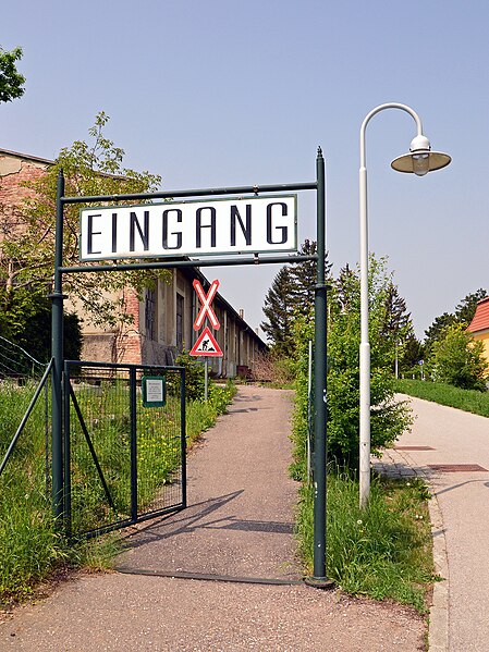 File:Museumseingang Eisenbahnmuseum Schwechat.jpg