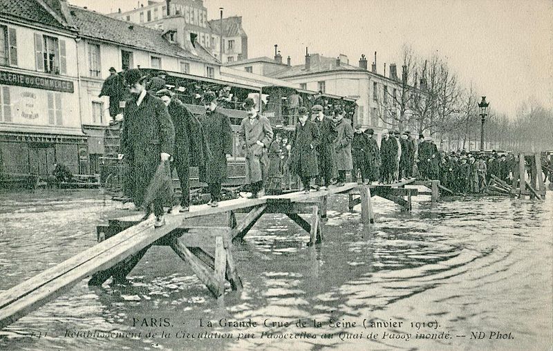 File:ND 141 - PARIS - La Grande Crue de la Seine - Rétablissement de la circulation par passerelles au Quai de Passy inondé.JPG