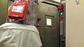 Входы/выходы в максимально изолированных биологических лабораториях оборудуются тамбур-шлюзами и гермодверями обеспечивающими герметичность помещений рабочей (опасной) зоны лаборатории