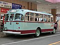 Isuzu-museumbus van Nara Kotsu bij de halte Gojo Centrum