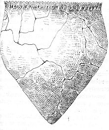Czarno-biały szkic naczynia ceramicznego należącego do kultury Narva.  Doniczka jest zaostrzona na jej podstawie, a szkic przedstawia doniczkę w fragmentach, które zostały połączone tak, że na całej powierzchni donicy występują pęknięcia.