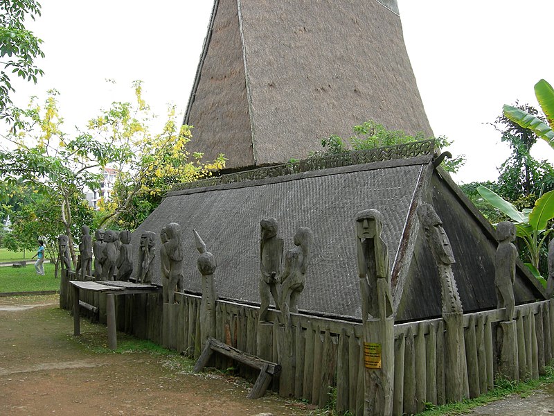 File:Nhà mồ Tây Nguyên.jpg