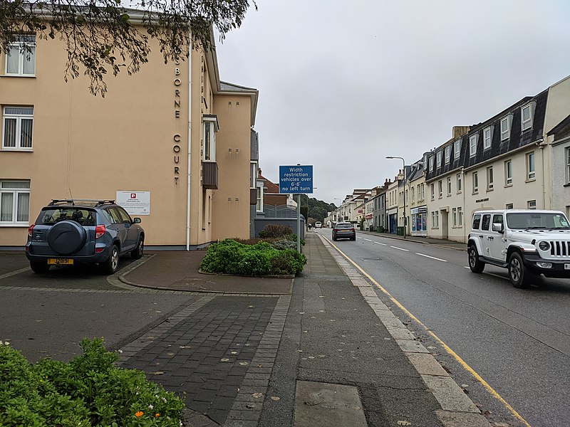 File:No left turn for large vehicles Jersey 202112.jpg