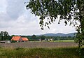 Der Noltehof in Lippereihe, Ortsteil von Oerlinghausen, mit dem Teutoburger Wald im Hintergrund. Kreis Lippe