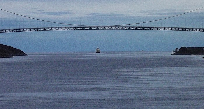Naeroysundbrücke Rorvik Norwegen, mit ausfahrendem Schiff der Hurtigruten.
