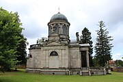 Čeština: Východní pohled na Klingerovo mauzoleum v Novém Městě pod Smrkem. This is a photo of a cultural monument of the Czech Republic, number: 12610/5-5521. Památkový katalog  · MIS  · hledat obrázky  · hledat seznamy  · Wikidata