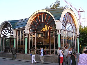 Pabellón con una réplica de una locomotora de vapor en la estación de Novosibirsk-Glavny