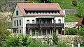 Wohnhaus, Stützmauern und Treppe