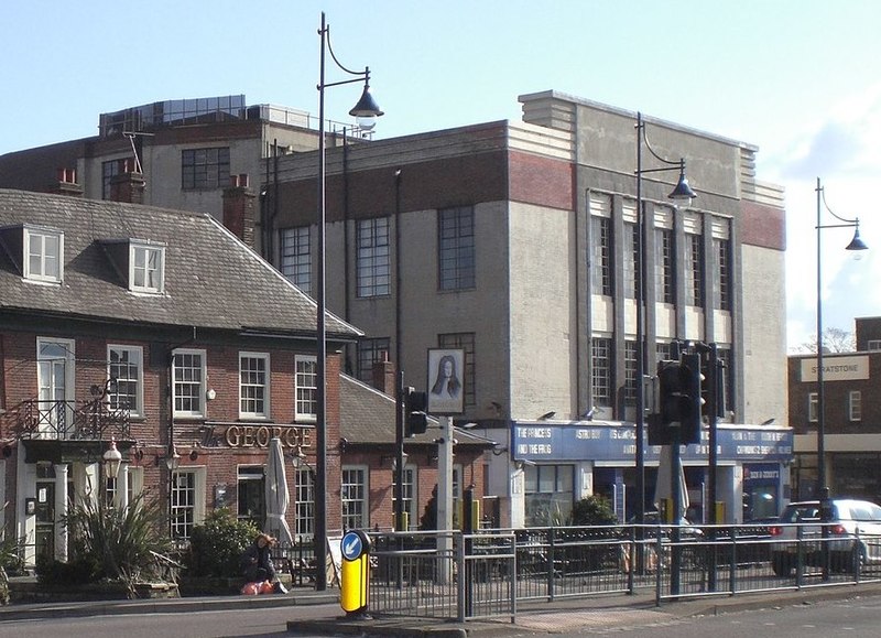File:Odeon cinema south Woodford - geograph.org.uk - 1701512 (cropped).jpg