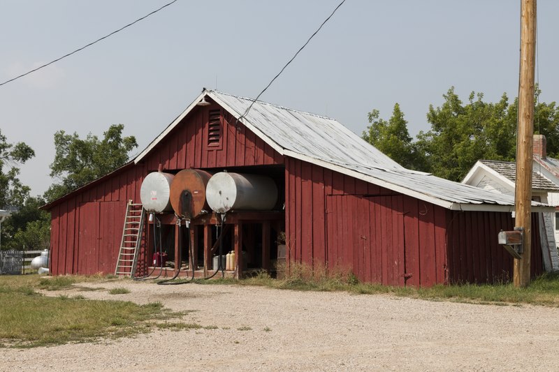 File:One of several barns at the Hadley SY cattle and horse ranch in Crook County, Wyoming, near Sundance LCCN2015634134.tif