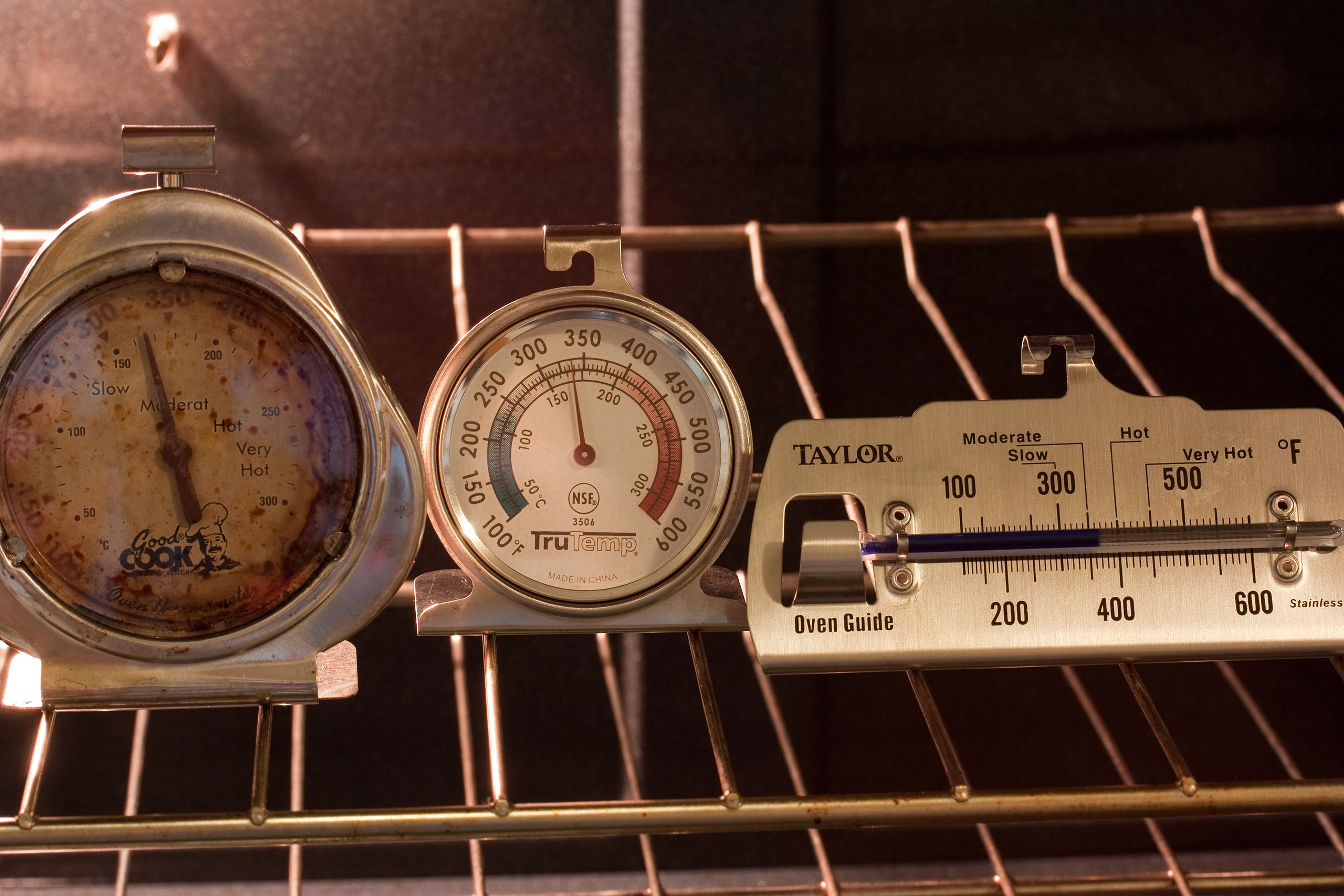 https://upload.wikimedia.org/wikipedia/commons/thumb/8/80/Oven_Thermometers_%284106971935%29.jpg/2560px-Oven_Thermometers_%284106971935%29.jpg