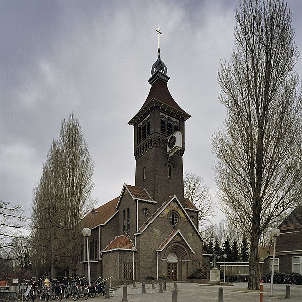 File:Overzicht westgevel met ingangsportaal en kerktoren met tentdak - Diemen - 20409523 - RCE.jpg