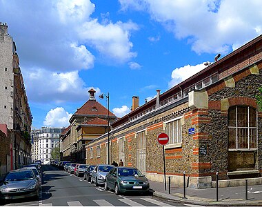 Vue de la rue vers le sud, avec les locaux de l'École nationale des arts et métiers.