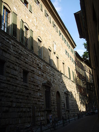 The 15th century facade of the palace on Via de' Bardi. Paalzzo capponi delle rovinate 01.JPG