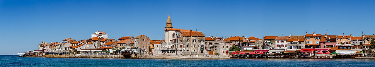 https://upload.wikimedia.org/wikipedia/commons/thumb/8/80/Panorama_of_Umag%2C_Istria%2C_Croatia.jpg/1280px-Panorama_of_Umag%2C_Istria%2C_Croatia.jpg