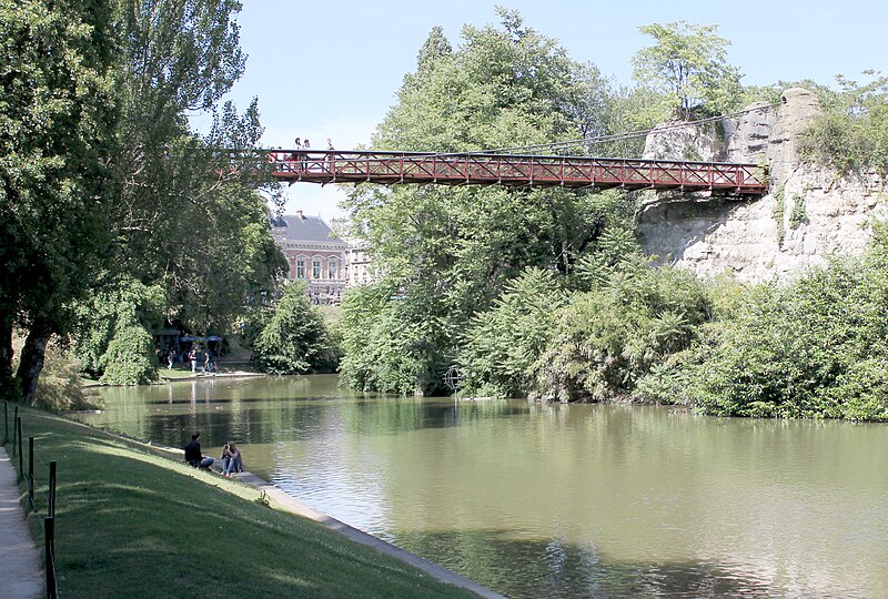 File:Paris - Buttes Chaumont - Passerelle 02.jpg