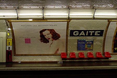 Paris Metro line 13 station Gaîté - Motte seats.jpg