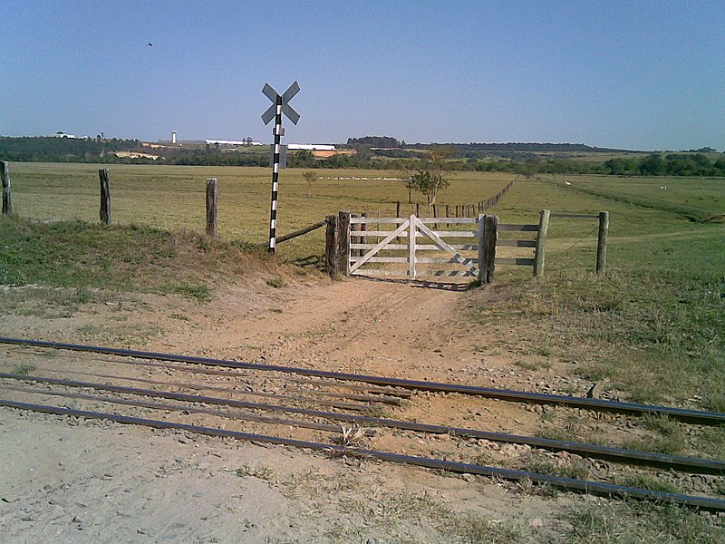 File:Passagem de nível existente na Variante Boa Vista-Guaianã km 214 em Indaiatuba - panoramio.jpg