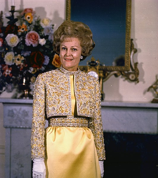 File:Pat Nixon poses 1970.jpg