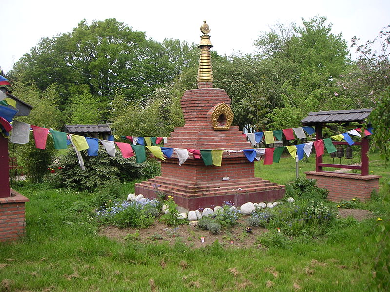 File:Pauenhof Stupa.jpg