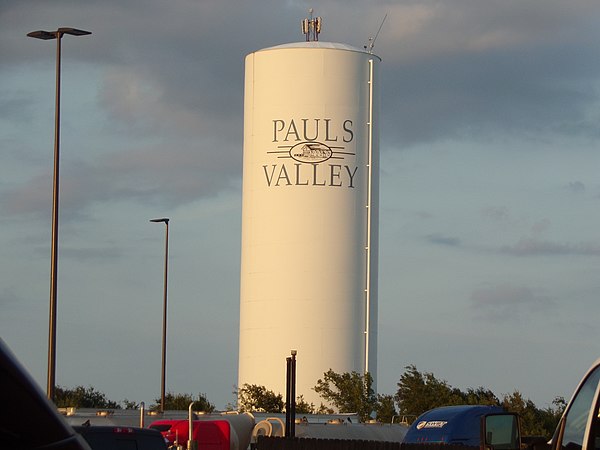 Water tower in Pauls Valley