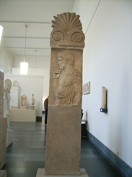 File:Pergamonmuseum - Antikensammlung - Relief 08.JPG