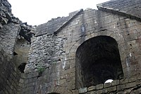 Ein Fenster in einer Steinmauer.