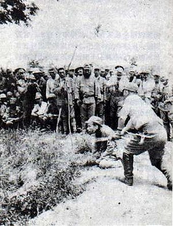 Les troupes japonaises massacrent environ 200 000 Chinois lors du massacre de Nankin.
